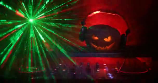 Calabaza Halloween Una Mesa Con Auriculares Sobre Fondo Oscuro Con — Vídeos de Stock