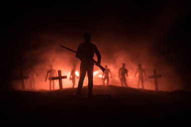 Kağit zombi saldırısına karşı olan adam. Zombi kıyamet. Korkunç manzara bulanık Zombi Mezarlığı ve sis ile ürkütücü bulutlu gökyüzü. Korku Cadılar Bayramı kavramı.