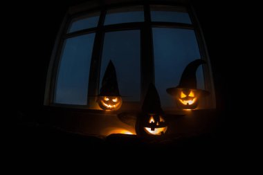 Mavi pencere ile gece gece veya halloween kabak Oda gizemli evi penceresinde korkunç Cadılar Bayramı Balkabağı. Pencere simge Cadılar Bayramı. Seçici odak