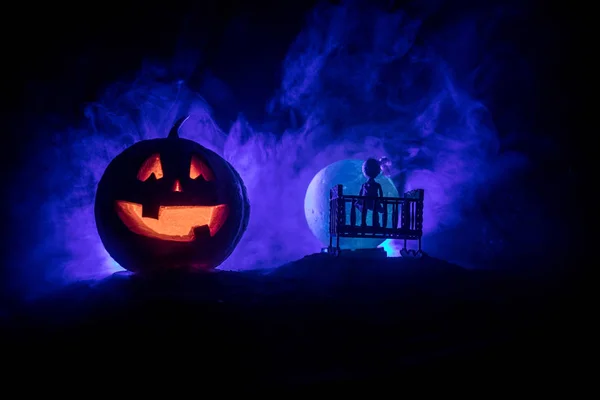 Horror Halloween Koncepció Régi Hátborzongató Hátborzongató Kiságy Ijesztő Mosolygó Izzó — Stock Fotó
