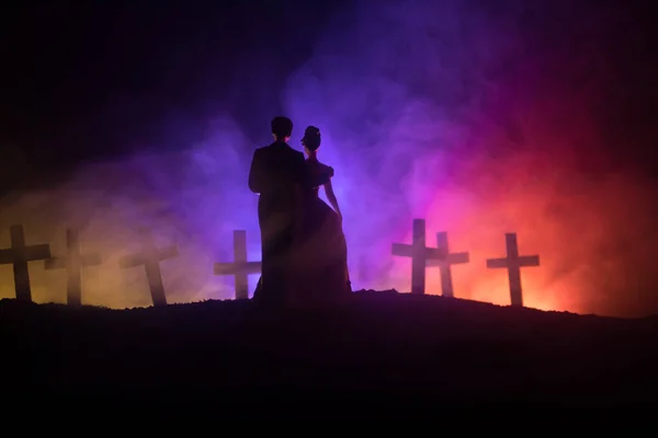 Horror Halloween Koncepció Scary Zombie Menyasszony Egy Éjszaka Temetőben — Stock Fotó