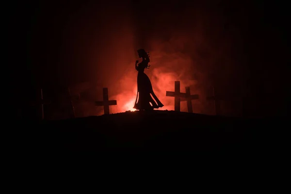夜の墓地に一人歩きの女の子 暗いトーンの霧の背景 ホラー ハロウィン コンセプト — ストック写真