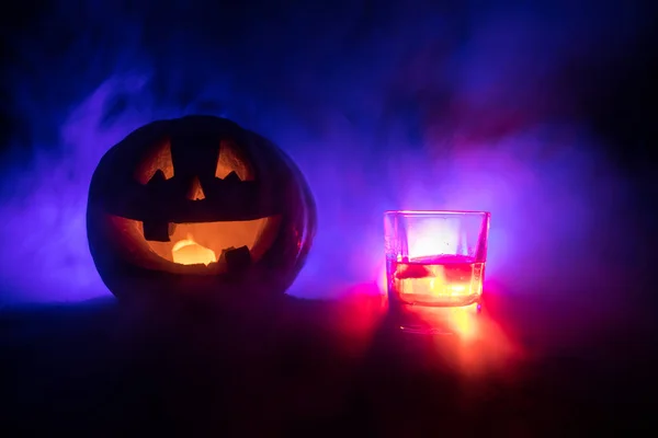 Zucca Halloween Con Viso Intagliato Bicchiere Whisky Con Ghiaccio Fondo — Foto Stock