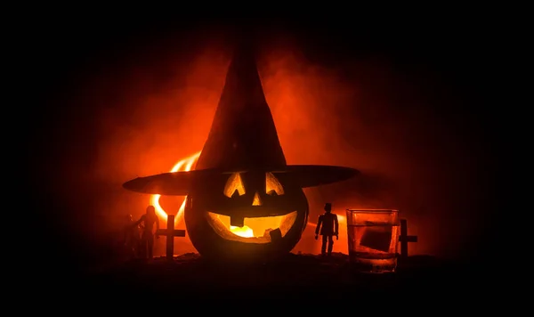 Halloween Pumpa Med Snidade Ansikte Och Glas Whiskey Med Mörk — Stockfoto