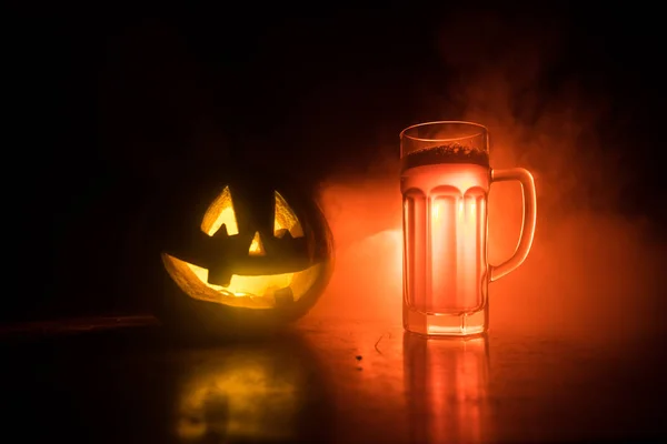 Bicchiere Birra Leggera Fredda Con Zucca Tavolo Legno Halloween Bicchiere — Foto Stock