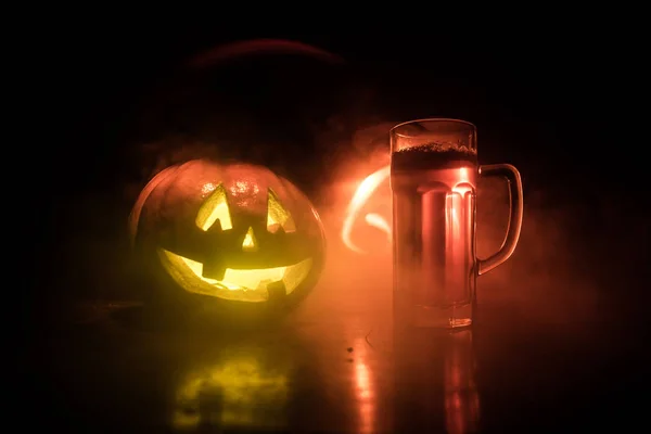 Bicchiere Birra Leggera Fredda Con Zucca Tavolo Legno Halloween Bicchiere — Foto Stock
