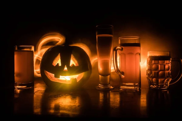 Bicchieri Birra Leggera Fredda Con Zucca Tavolo Legno Halloween Bicchieri — Foto Stock