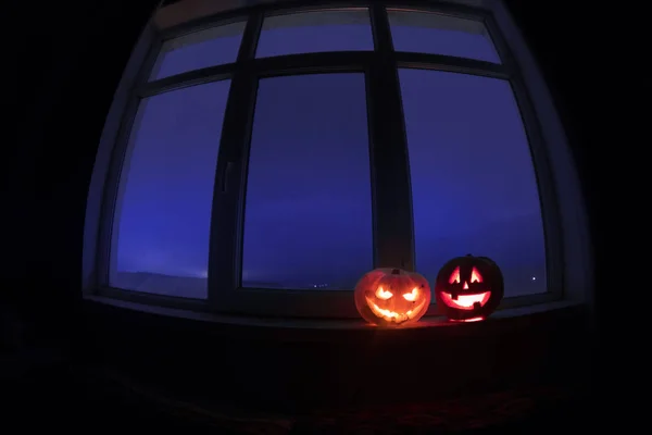 Mavi Pencere Ile Gece Gece Veya Halloween Kabak Oda Gizemli — Stok fotoğraf