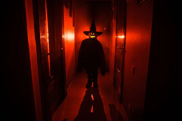 Cadılar Bayramı Kavramı Ürpertici Siluet Kabak Kafa Ile Karanlık Koridorda — Stok fotoğraf