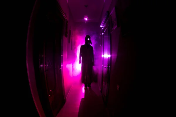 Hátborzongató Sziluettje Sötét Elhagyatott Épületben Horror Halloween Koncepció Sötét Folyosón — Stock Fotó