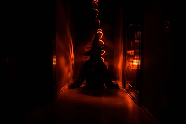 Ürpertici Siluet Koyu Terk Edilmiş Binada Korku Cadılar Bayramı Kavramı — Stok fotoğraf