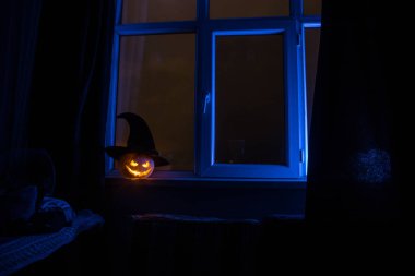Mavi pencere ile gece gece veya halloween kabak Oda gizemli evi penceresinde korkunç Cadılar Bayramı Balkabağı. Pencere simge Cadılar Bayramı. Seçici odak