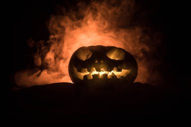 Cadılar Bayramı balkabağı gözlü gece parti için gülümseme ve scrary. İçinde siyah arka plan parlayan gözlerle korkunç Cadılar Bayramı Balkabağı görünümünü kapatın. Seçici odak