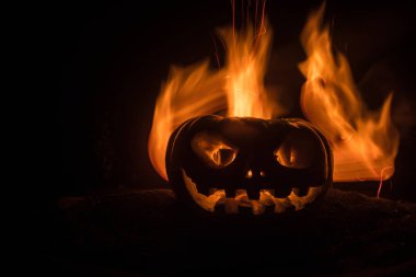 Cadılar Bayramı balkabağı gözlü gece parti için gülümseme ve scrary. İçinde siyah arka plan parlayan gözlerle korkunç Cadılar Bayramı Balkabağı görünümünü kapatın. Seçici odak