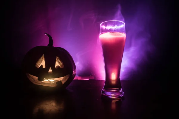 Bicchiere Birra Leggera Fredda Con Zucca Tavolo Legno Halloween Bicchiere — Foto Stock