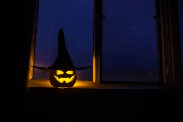 Страшный Хэллоуин Тыква Мистическом Окне Дома Ночью Хэллоуин Тыква Ночью — стоковое фото