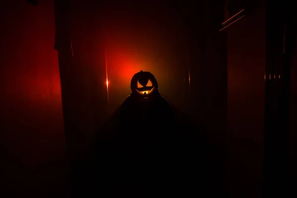 Concepto Halloween Silueta Espeluznante Pasillo Oscuro Con Cabeza Calabaza Luz — Foto de Stock