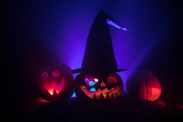 Grupa Halloween Jack Lampion Nocy Rustykalnym Ciemnym Tle Mglisty Stonowanych — Zdjęcie stockowe