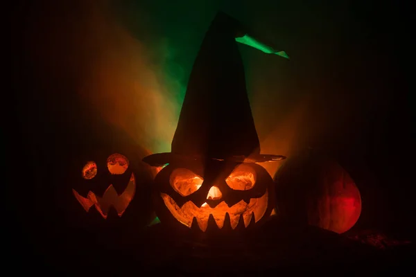 Grupo Halloween Jack Lanternas Noite Com Fundo Enevoado Escuro Rústico — Fotografia de Stock
