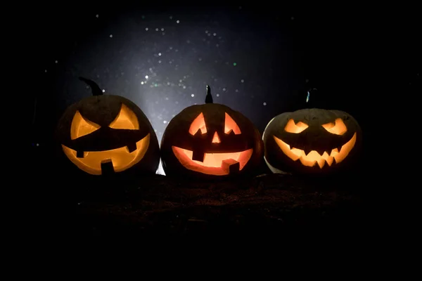 Gruppo Halloween Jack Lanterne Notte Con Uno Sfondo Rustico Scuro — Foto Stock