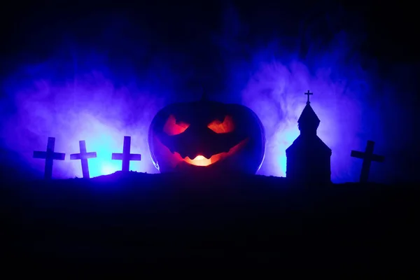 Vista Spaventosa Zombie Cimitero Albero Morto Luna Chiesa Cielo Nuvoloso — Foto Stock