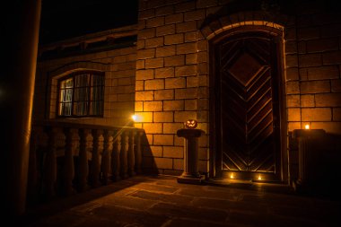 Bir ev ön kapıya Halloween kabak ile dekore edilmiştir. Cadılar Bayramı Balkabağı geceleri dik bir kapı