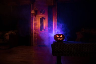 Cadılar Bayramı. Batı tarzı Vintage iç. Korku ile antika saat arka plan üzerinde kabak. Seçici odak