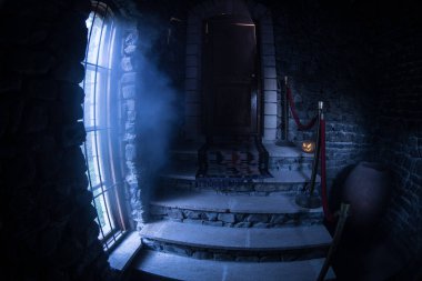 İçinde ürpertici konak terk edilmiş. Merdiven ve colonnade. Cadılar Bayramı Balkabağı bodrumda karanlık kale merdivenlerde. Ürkütücü zindan taş merdivenle eski kale