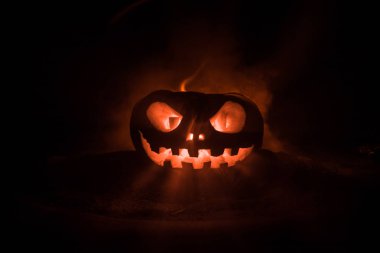 Cadılar Bayramı balkabağı gözlü gece parti için gülümseme ve scrary. İçinde siyah arka plan parlayan gözlerle korkunç Cadılar Bayramı Balkabağı görünümünü kapatın. Seçici odak