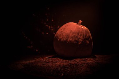 Halloween tema ile kabak dumanlı karanlık bir arka plana dayanır. Metin için boş yer. Seçici odak