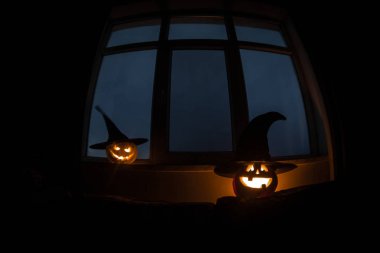 Mavi pencere ile gece gece veya halloween kabak Oda gizemli evi penceresinde korkunç Cadılar Bayramı Balkabağı. Pencere simge Cadılar Bayramı. Seçici odak