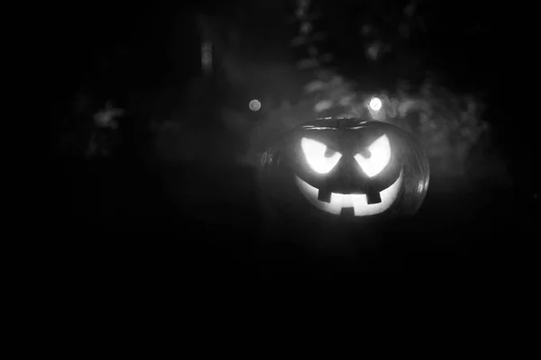 Halloween Tök Faragott Halloween Tök Látszani Sötétben Kültéri Lövés — Stock Fotó