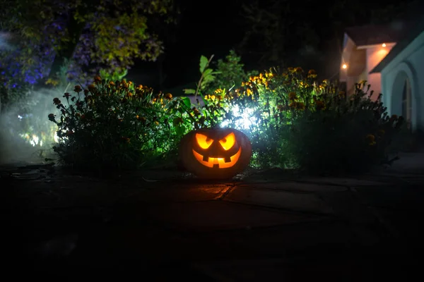 Halloween Kürbis Geschnitzter Halloween Kürbis Der Dunkeln Leuchtet Außenschuss — Stockfoto