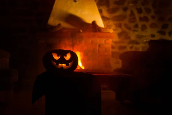 Abóbora Assustadora Halloween Perto Uma Lareira Fogo Fundo Conceito Feriado — Fotografia de Stock