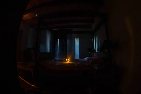 Ένα Τοπίο Ανατριχιαστικό Υπνοδωματίου Αντίκες Τρομακτικό Υπνοδωμάτιο Παράθυρο Και Κολοκύθα — Φωτογραφία Αρχείου