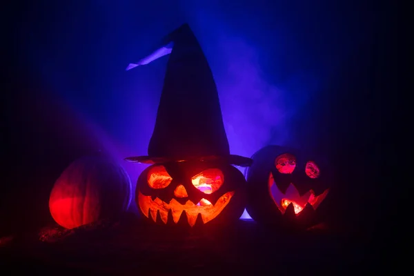 Grupo Halloween Jack Lanternas Noite Com Fundo Enevoado Escuro Rústico — Fotografia de Stock