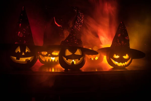 Gruppo Halloween Jack Lanterne Notte Con Uno Sfondo Rustico Scuro — Foto Stock