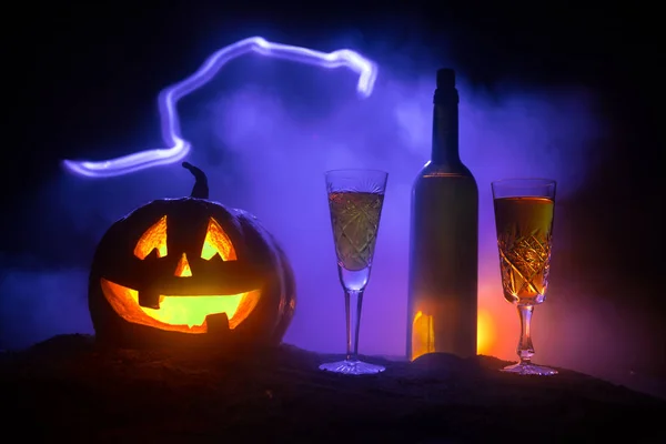 Halloween Party Wina Tematu Dwa Kieliszki Wina Butelki Halloween Stary — Zdjęcie stockowe