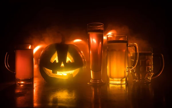 Verres Bière Froide Légère Avec Citrouille Sur Une Table Bois — Photo