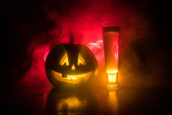 Bicchiere Birra Leggera Fredda Con Zucca Tavolo Legno Halloween Bicchiere — Foto Stock