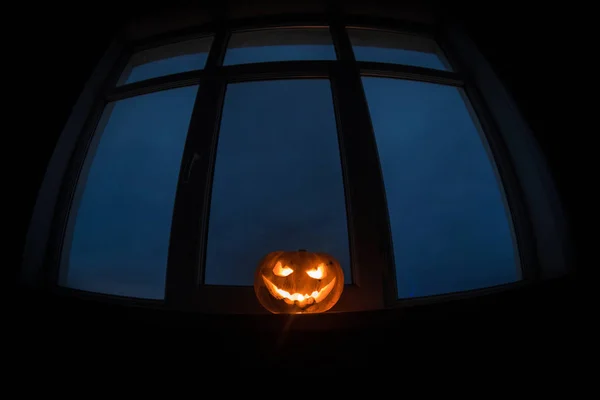 Gruseliger Halloween Kürbis Der Nacht Mystischen Hausfenster Oder Halloween Kürbis — Stockfoto