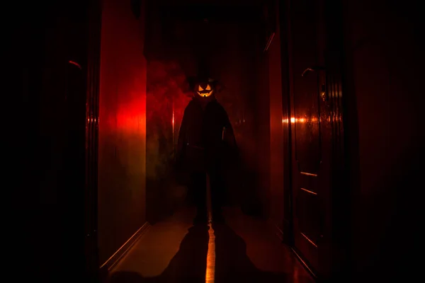 Concepto Halloween Silueta Espeluznante Pasillo Oscuro Con Cabeza Calabaza Luz — Foto de Stock