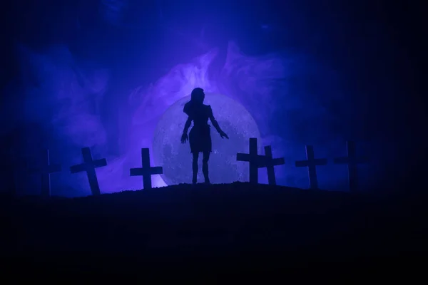 夜の墓地に一人歩きの女の子 暗いトーンの霧の背景 ホラー ハロウィン コンセプト — ストック写真