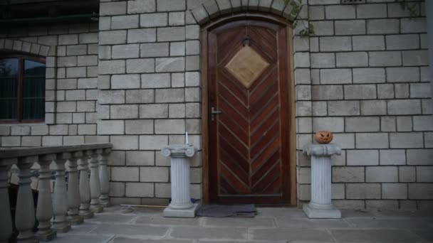 Bir Kapıya Halloween Kabak Ile Dekore Edilmiştir Cadılar Bayramı Balkabağı — Stok video