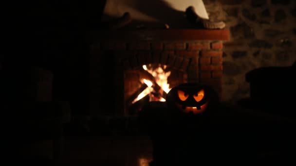 Calabaza Halloween Espeluznante Cerca Una Chimenea Fuego Fondo Horror Concepto — Vídeos de Stock