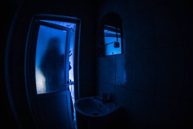 Korku penceresinde kadın silüeti. Korkunç Cadılar Bayramı kavramı bulanık silueti banyoda cadı