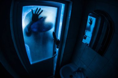 Korku penceresinde kadın silüeti. Korkunç Cadılar Bayramı kavramı bulanık silueti banyoda cadı