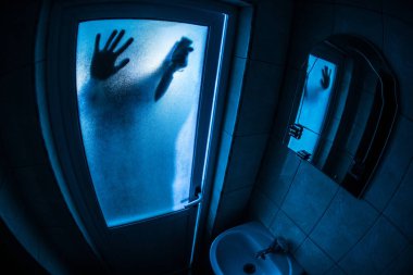 Korku penceresinde kadın silüeti. Korkunç Cadılar Bayramı kavramı bulanık silueti banyoda cadı