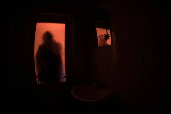 Korku Penceresinde Kadın Silüeti Korkunç Cadılar Bayramı Kavramı Bulanık Silueti — Stok fotoğraf