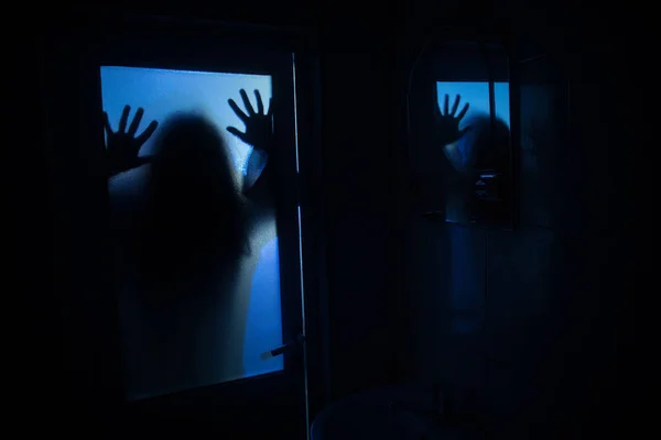 공포는 창에서 여자의 실루엣 욕실에 마녀의 무서운 할로윈 실루엣 — 스톡 사진